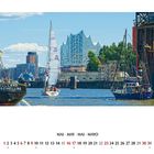 Kalenderseite für Mai auf Deutsch, Englisch und Spanisch. Segelboote im Wasser vor einem modernen Gebäude.