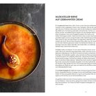 Muskateller-Birne auf gebrannter Creme. Links ein Dessert mit halbierter Birne auf karamellisierter Creme.