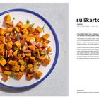 "süßkartoffel", Rezept für 2 Portionen, Zeit: ca. 20 Min. Bild von gewürfelten Süßkartoffeln mit Gemüse auf einem Teller.