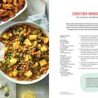 "GEBRATENER ANANAS-REIS MIT HUIUIUI-HÄHNCHEN." Farbe: Goldenes Hähnchen, bunter Reis mit Ananasstücken und Gemüse.