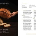 "SAUERTEIG BROT 1×1" zeigt ein Brot in Händen. Rezeptdetails und Backanleitung abgedruckt. Brotlaib und geschnittene Scheiben unten.