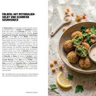 "FALAFEL MIT PETERSILIEN-SALAT UND SCHARFER SESAMSAUCE" steht oben. Links ist ein Rezepttext, rechts ein Teller mit Falafel.