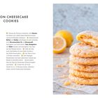 Rezept für Lemon Cheesecake Cookies: Zutaten und Anleitung links. Rechts ein hoher Stapel gelber Cookies mit Puderzucker.