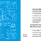 Die linke Seite zeigt eine blaue Fläche mit weißen handschriftlichen Notizen und Skizzen. Rechts steht ein langer, gedruckter Text.