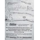 "Achtung - nicht am Drahtzaun liegt die Grenze!" Illustration von Landschaft mit Grenzzaun, Bäumen und Wachturm.