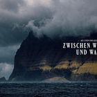 "Zwischen Wind, Fels und Wasser" steht in großen Buchstaben auf einer Küstenszene mit dramatischen Wolken und einem steilen Felsen.