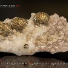 "MUNDUS MINERALIS 2027", "Pyrit und Fluorit auf Quarz", Mai-Kalender. Gold-schimmernde Kugeln auf heller Kristallstruktur.