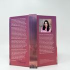 Eine Broschüre mit rosanem Hintergrund. Links ein längerer Text, rechts kurze Beschreibung von Sarah Stankewitz mit Foto.