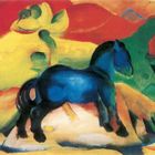 Links oben steht "Franz Marc". Es ist ein Gemälde eines blauen Pferdes vor bunten, abstrakten Landschaftsformen.