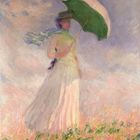 Eine Frau in einem langen Kleid mit einem grünen Sonnenschirm steht auf einer Wiese. Impressionistischer Stil.