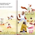 „Das Wildschweinmädchen geht heute mit der Bärmama nach Hause. Kommst du morgen wieder raus zum Spielen?“ Illustration von Tieren in menschlichen Kleidern, die auf einem Weg unterwegs sind.
