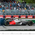 "Revolut", "Lenovo", "ninjaOne", "bp"; Rennwagen auf Strecke mit rauchenden Reifen, Zuschauer im Hintergrund, Kalender unten.