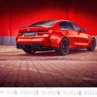 Text: "BMW 3er Limousine M", "BMW M3 C3 (F80)", April-Kalender. Rote Limousine vor roter Wand, elegantes Design.
