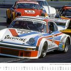„Valvoline“, „Max Moritz Porsche“, Startnummer „53“. Ein Rennwagen biegt vor anderen Autos auf einer Rennstrecke.