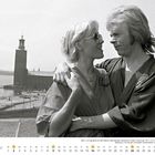 Kalender für Mai. Text: "Björn und Agnetha auf dem Balkon des Sheraton Stockholm Hotels im Sommer 1977." Paar vor einem Gewässer.