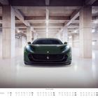 Kalenderseite zeigt Mai. Ein grüner Ferrari 812 Superfast steht in einer modernen Beton-Garage.