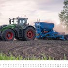 Text: "MAI" und Kalenderdaten. Ein Traktor zieht eine landwirtschaftliche Maschine über ein Feld bei bewölktem Himmel.