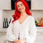 Rezepttitel: Zitronen-Orzo mit Hähnchen und Spinat. Zutaten: Hähnchenbrustfilet, Knoblauch, Olivenöl, Orzo, Brühe, Zitrone. Tipp: Zitronenschale reiben ohne das Weiße. Bild zeigt eine Schüssel mit Orzo-Nudeln, Spinat, Hähnchen, garniert mit Zitrone und Petersilie.