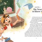 **Text:**

Rechts: 
- KAPITEL 1: Die Neue in Klasse 1a
- Im Klassenzimmer der 1a hört man keinen Mucks...

Links:
- MAGISCH

**Illustration:**

Ein Junge balanciert Lineale, ein Mädchen malt. Eine Tafel mit Otter und Schnecke im Hintergrund. Ein schwebendes Buch oben rechts.
