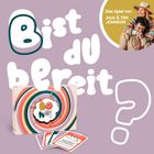 Text: "Bist du bereit?" und "Das Spiel von ANA & TIM JOHNSON". Ein buntes Kartenspiel mit einem Verpackungsdesign aus Kreisen.