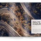 Text: "ROUTE D'AZUR, KAPITEL 3." Sicht von oben auf eine Serpentinenstraße mit zwei Autos, umgeben von Bäumen.