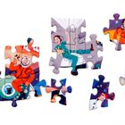 Puzzlestücke mit Illustrationen von Astronauten, einer Katze in einem Helm und dem Schriftzug "СССР".