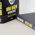 "NINA HAGEN BEKENNTNISSE ERWEITERTE NEUAUSGABE bene!" Zwei Bücher sind zu sehen, eins steht, eins liegt offen.