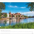 Mai 2027 Kalenderblatt mit Blick auf einen Hafen; im Vordergrund Wasser und Boote, dahinter Backsteingebäude.