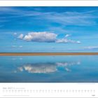 Mai 2027 | Inseln & Meer. Weite Landschaft spiegelt sich im Wasser unter einem blauen Himmel mit weißen Wolken.