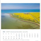 05 | 2027 Ostseeküste. Kalenderseite mit gelbem Rapsfeld und Leuchtturm am Meer. Feiertage und Monatstage unten.