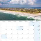 05 | 2027, SYLT...wie ich es liebe! Oben Strand und Meer, im Hintergrund eine Siedlung und ein Leuchtturm.