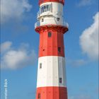Mai 2027 Kalender und Feiertage. Leuchtturm Borkum vor blauem Himmel und Deutschlandkarte.