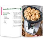 "Zimtschnecken im Varoma®" mit Rezeptdetails und Zubereitungsschritten. Rechts Gebäck in einem Dampfgaraufsatz über einem Gerät.