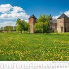 Kalender zeigt Mai 2027. Bild: Burg Zeelern, Niederhein. Grüne Wiese mit gelben Blumen, blauem Himmel, weißen Wolken.