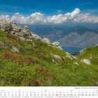 5, 2027, Gardasee - Alpenrosen auf dem Monte Baldo. Hügelige Landschaft mit Blumen, Felsen, See und Bergen im Hintergrund.
