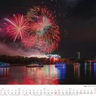 Kalenderblatt: Mai 2027. Feuerwerk über einem Fluss bei Nacht. Boote mit Lichtern auf dem Wasser, Brücke im Hintergrund.