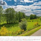 Mai 2027, Kalenderblatt. Wermelskirchen, Weidelandschaft mit Rindern, grüne Wiesen, Bäume, blauer Himmel mit Wolken.