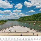 „Der Rhein von Mainz bis Köln“. Ansicht der Moselmündung am Deutschen Eck in Koblenz, mit Fahnen und vielen Menschen.