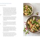 Orientalischer Buchweizensalat Rezept für 4 Personen. Bild von Salatteller mit frischen Zutaten dekorativ angerichtet.