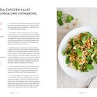 Rezept: Asia-Chicken-Salat mit Quinoa und Chinakohl, Zubereitung: ca. 30 Min., zeigt Salat mit Kräutern und Erdnüssen.