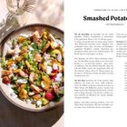 "Smashed Potato Salad mit Streemlachs" ist der Rezepttitel. Auf der linken Seite Zutatenliste, rechts Zubereitung. Ein Salatbild in der Mitte mit Lachs, Kartoffeln und Kräutern.