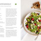 BUNTER QUINOASALAT: Rezept für zwei Personen, Zubereitungszeit 30 Minuten. Quinoa, Frühlingszwiebeln, Beeren. Teller mit Salat.