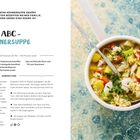 ABC-Hühnersuppe Rezept und Zubereitung mit Zutatenliste. Rechts Suppenschüssel mit Huhn, Nudeln und Gemüse.