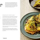 Fenchel mit Harissa-Labneh, Pistazien und Cranberrys. Ein Rezept mit Zutaten und Zubereitungstext auf der linken Seite. Rechts ein Foto eines Gerichts mit Fenchel.