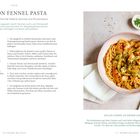 SALMON FENNEL PASTA: Nudeln mit Lachs, Fenchel-Sellerie-Gemüse und Zitronensauce. Auf der rechten Seite ein Teller mit Pasta.
