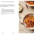 Udon mit 'Nduja & Fenchelsamen. Rezept für 2 Personen. Zutaten: 'Nduja, Fenchelsamen, Udon-Nudeln, Basilikum, Parmesan. Teller mit Nudeln.