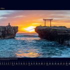 03 März. Klippen mit einem Torii und einem Seil im Sonnenuntergang über dem Meer; Wochenkalender darunter.