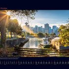 10 Oktober in roter Schrift; friedlicher Fluss vor einer Stadt mit Wolkenkratzern bei Sonnenaufgang.