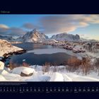 "02 Februar" steht oben. Winterlandschaft: Verschneite Berge, Fjord, kleines Fischerdorf mit roten Häusern. Kalenderdarstellung.