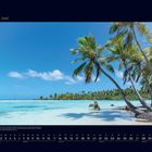 06 Juni; Ein Strand mit Palmen am klaren, türkisfarbenen Wasser an einem sonnigen Tag; Kalenderdarstellung.